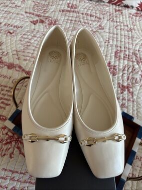 Vince Camuto Ivory Leather VIRNA Flats with Gold Hardware SZ 10M (Like New)